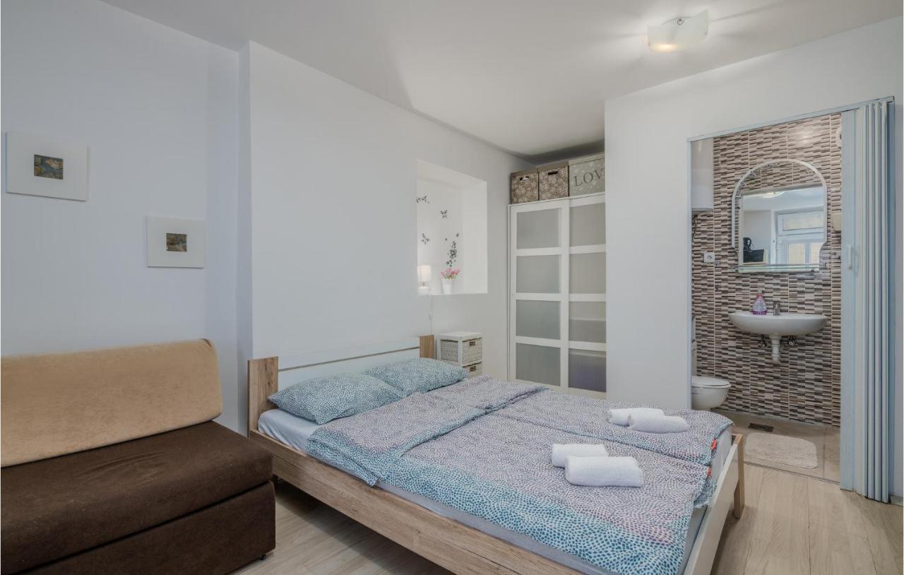 Beautiful Apartment In Vrbnik With Wifi Zewnętrze zdjęcie