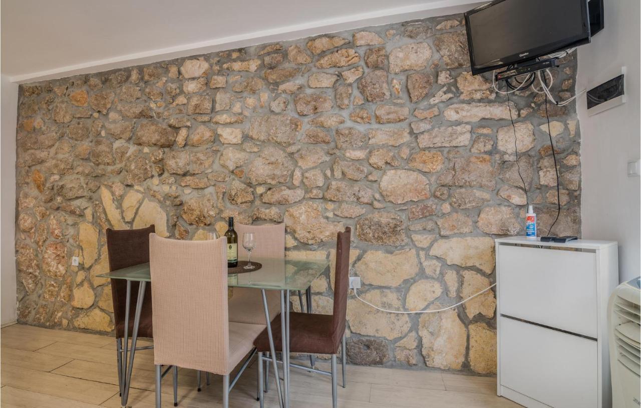 Beautiful Apartment In Vrbnik With Wifi Zewnętrze zdjęcie